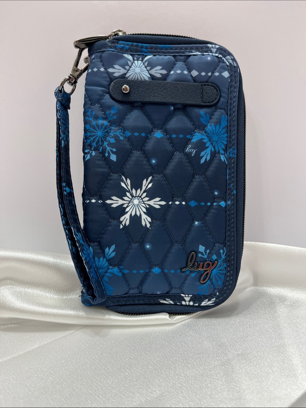 🆕 ❄️❄️ LUG - NWOT - Tram Zip RFID Wallet in Snowflake Navy ❄️❄️